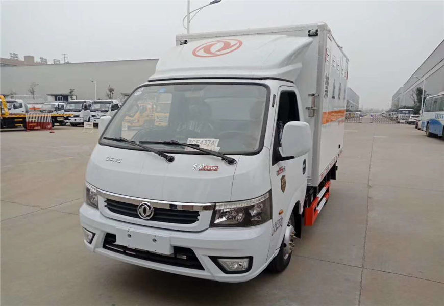 東風(fēng)多利卡易燃?xì)怏w廂式運輸車